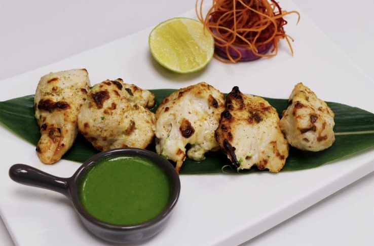 Malai kebab pieces with green chutney